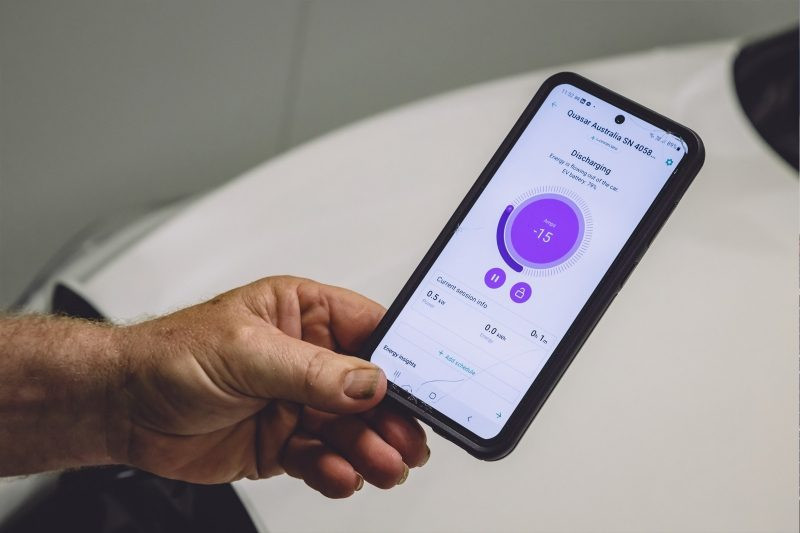 Người dùng có thể điều khiển sạc điện và xả điện cho xe Nissan LEAF bằng một ứng dụng trên điện thoại di động. Ảnh Electrek