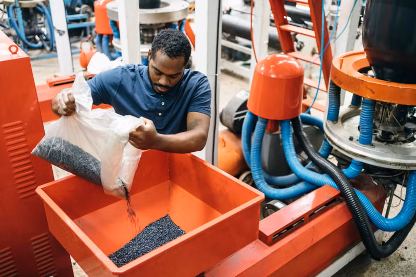 Rác thải nhựa thành các hạt than chì tại nhà máy tái chế. Ảnh Engineering Interesting. Rác thải nhựa thành các hạt than chì tại nhà máy tái chế. Ảnh Engineering Interesting.