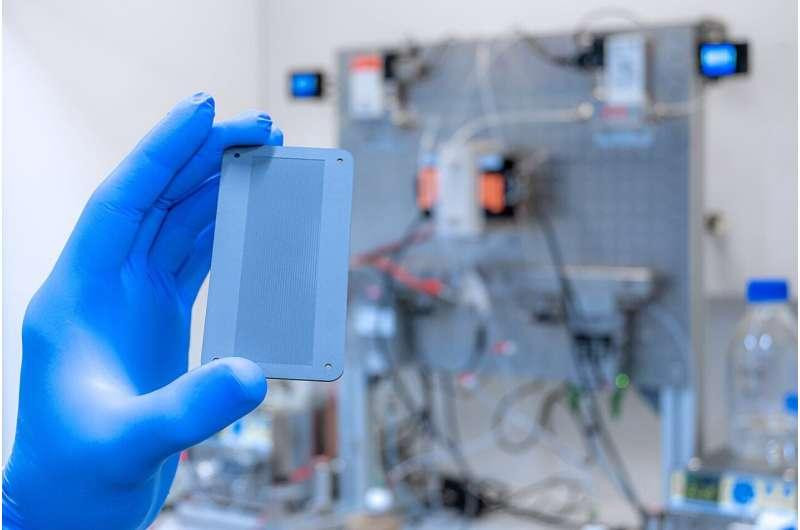 Một tấm phản ứng phủ hạt nano kim cương với các vi kênh của lò phản ứng dòng chảy vận hành liên tục, chuyển đổi CO2 thành các khối xây dựng C1. Ảnh: Fraunhofer IMM Một tấm phản ứng phủ hạt nano kim cương với các vi kênh của lò phản ứng dòng chảy vận hành liên tục, chuyển đổi CO2 thành các khối xây dựng C1. Ảnh: Fraunhofer IMM