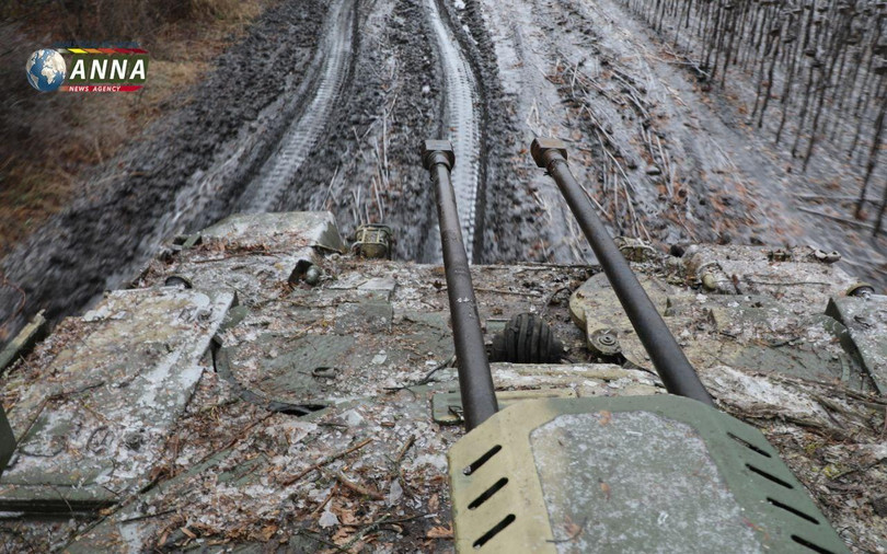 Ảnh video ANNA News xe thiết giáp yểm trợ hỏa lực xe tăng. Ảnh video ANNA News xe thiết giáp yểm trợ hỏa lực xe tăng.