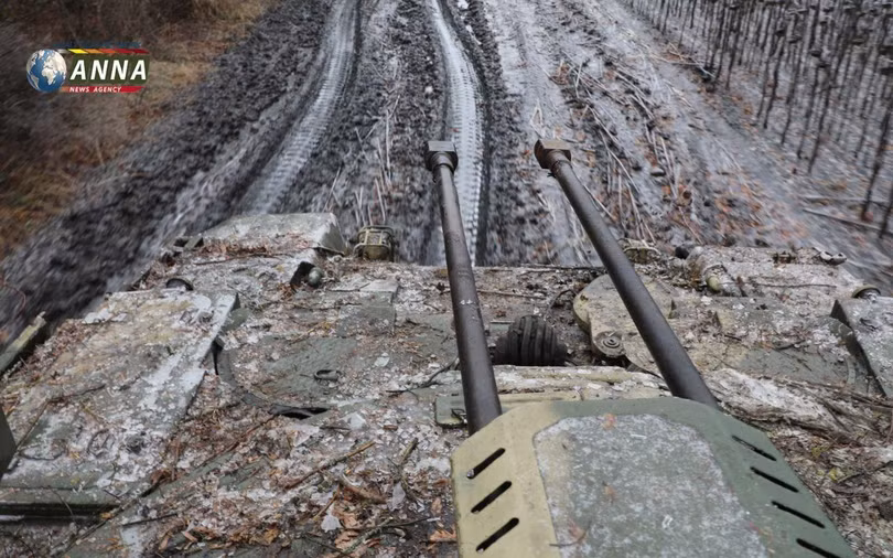 Ảnh video ANNA News xe thiết giáp yểm trợ hỏa lực xe tăng.