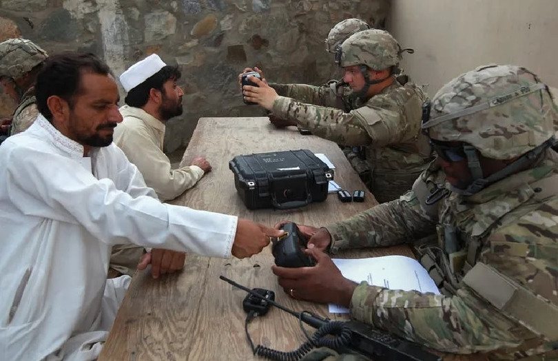 Lính Mỹ lấy dấu sinh trắc học của người dân địa phương ở Afghanistan. Ảnh Ars. Lính Mỹ lấy dấu sinh trắc học của người dân địa phương ở Afghanistan. Ảnh Ars.