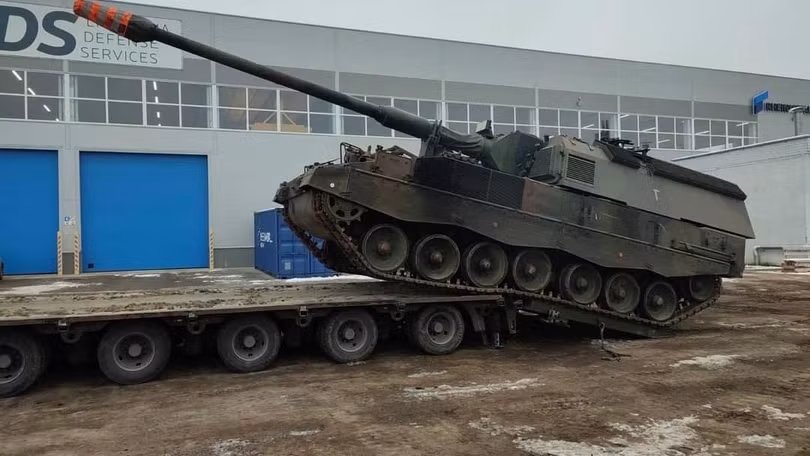 Sửa chữa tại Litva pháo tự hành PzH 2000 cho Ukraine. Tháng 12/2022. Ảnh: Arvydas Anušauskas.
