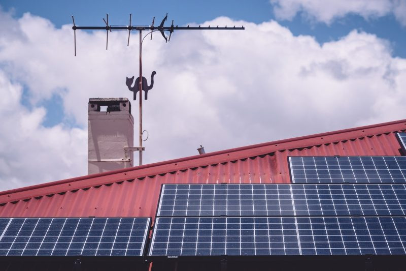 Bước đầu tiên của Joseph: lắp đặt hệ thống năng lượng mặt trời trên mái nhà; bước thứ hai: Wallbox Quasar V2G, Nissan LEAF và công nghệ V2G. Ảnh Electrek