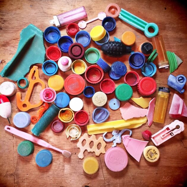 Nắp chai nhựa và những mảnh vụn nhựa khác thu gom được trên bãi biển thuộc bờ biển Oregon. Ảnh GeekWire / Kurt Schlosser.