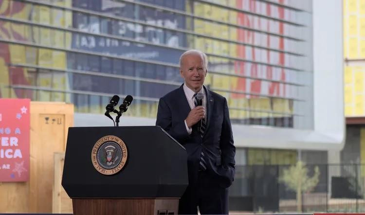 Ông Joe Biden đến Phoenix, phát biểu giới thiệu về ngành sản xuất của Mỹ và Đạo luật Khoa học và CHIPS. Ảnh The Verge Ông Joe Biden đến Phoenix, phát biểu giới thiệu về ngành sản xuất của Mỹ và Đạo luật Khoa học và CHIPS. Ảnh The Verge
