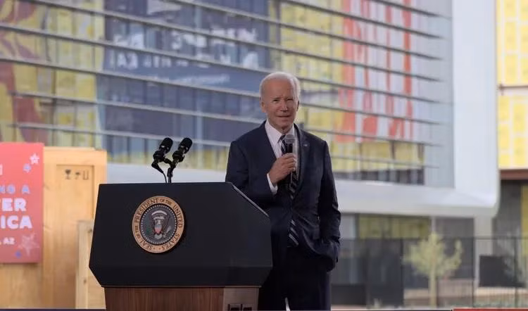 Ông Joe Biden đến Phoenix, phát biểu giới thiệu về ngành sản xuất của Mỹ và Đạo luật Khoa học và CHIPS. Ảnh The Verge