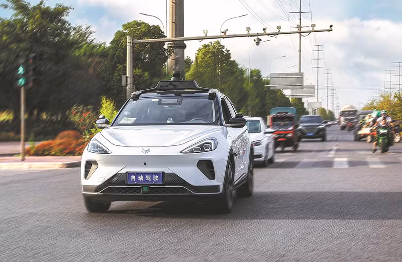 Xe robotaxi Baidu chạy trên một con phố ở Trùng Khánh. Ảnh China Daily