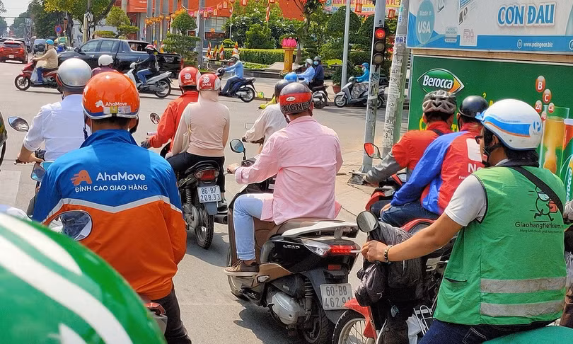 Tài xế giao hàng các hãng trên đường phố TP HCM. Ảnh: Viễn Thông