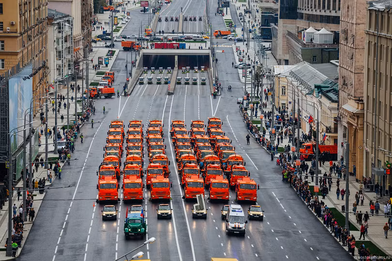 Đoàn xe dịch vụ công diễu hành trên đường phố Moscow