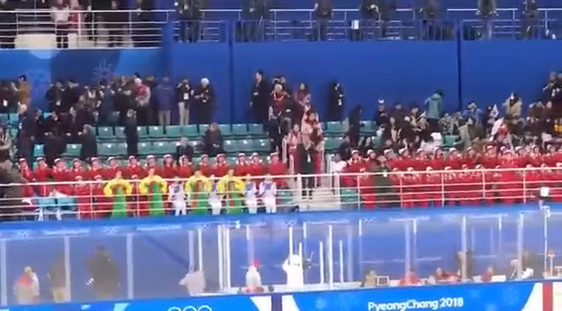 Các cổ động viên xinh đẹp của Bắc Triều Tiên thống trị sự quan tâm của khán giả trong giờ nghỉ giải lao. Anh video