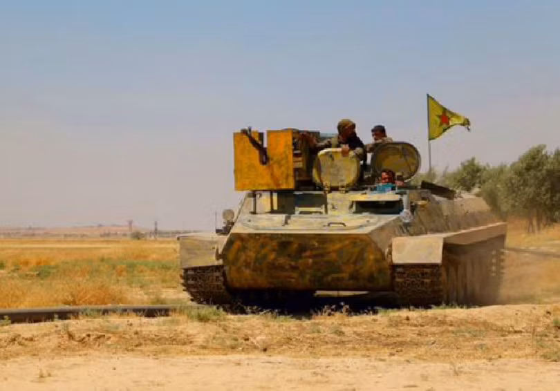 Các chiến binh người Kurd trên xe thiết giáp ở Afrin. Ảnh minh họa Masdar News