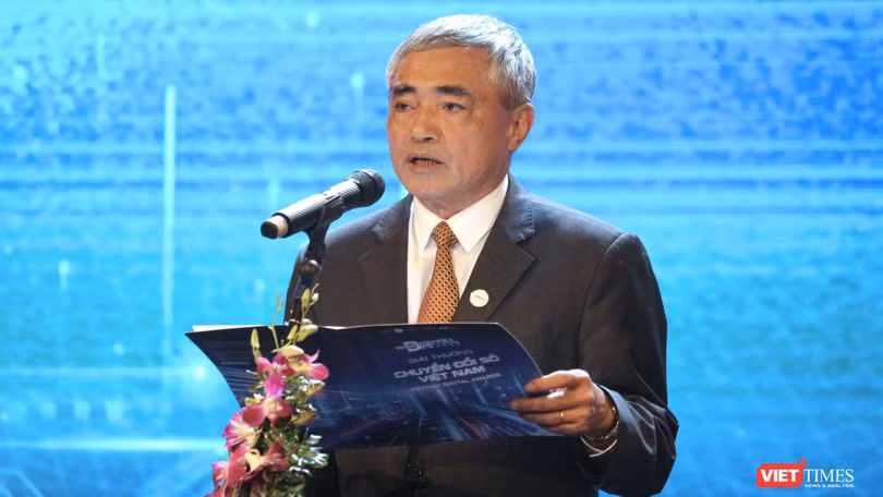 Chủ tịch Nguyễn Minh Hồng.jpg