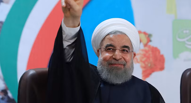 Tổng thống Iran Hassan Rouhani vẫy chào cử tri