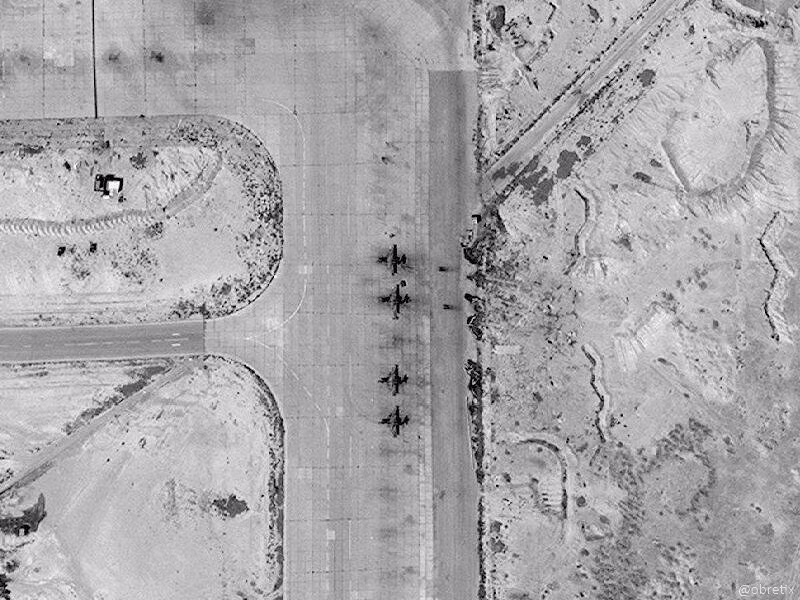 Phi đội 4 chiếc S-25 trên sân bay quân sự T-4 Tyas