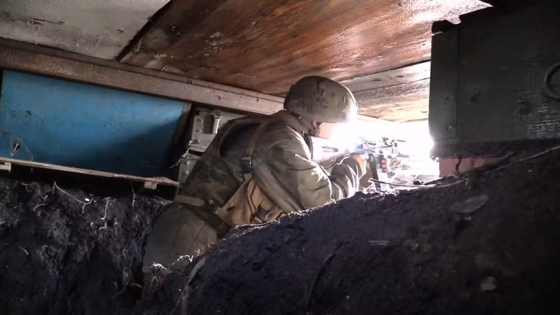 Binh sĩ lực lương dân quân Donesk đánh trả các cuộc tấn công của quân đội Kiev