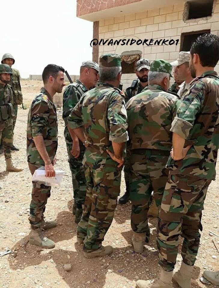 Các cố vấn quân sự Nga luôn đi sát lực lượng vũ trang Syria. Theo cách nói khác là cầm tay chỉ việc - một nghề không đơn giản trên chiến trường Syria. Ảnh Ivan Sidorenko