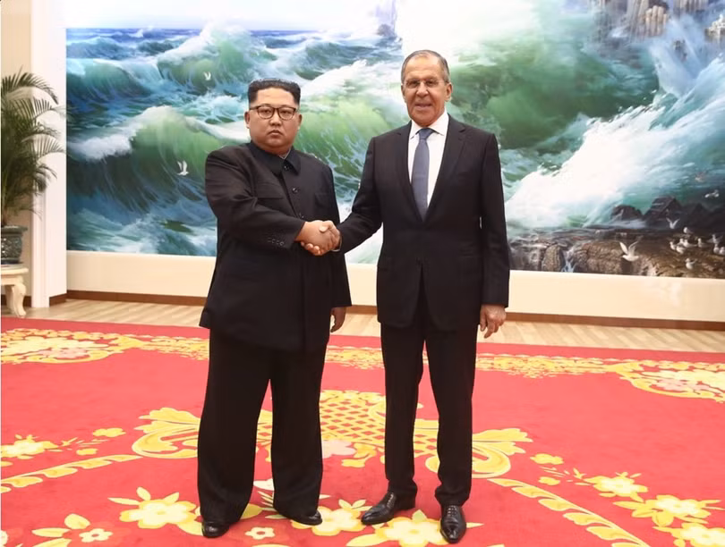 Ngoại trưởng Lavrov gặp và chào xã giao nhà lãnh đạo nước Cộng hòa Nhân dân Triều Tiên, ông Kim Jong-un. Ảnh minh họa RT
