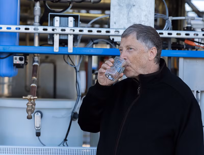 Bill Gates uống nước được xử lý từ nước thải - một dự án do quỹ của ông tài trợ. Ảnh: YTB 