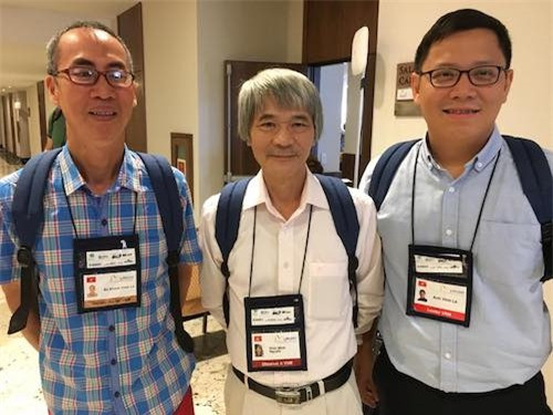 Các thầy giáo trong đoàn dự thi IMO 2017 của Việt Nam. Từ trái qua là thầy Lê Bá Khánh Trình, Nguyễn Khắc Minh và Lê Anh Vinh. nam-sinh-viet-nam-dat-diem-cao-nhat-cuoc-thi-olympic-toan-quoc-te-1