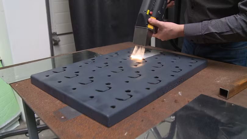 Cỗ máy làm sạch gỉ sét và bụi bẩn bằng laser dùng trong công nghiệp. Nguôn: Insider