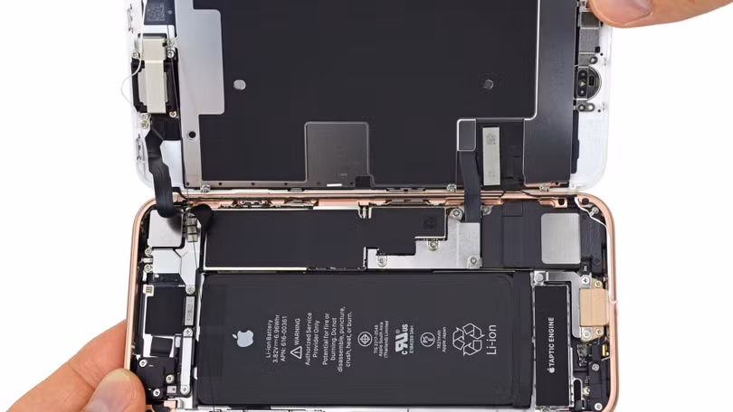 Nội thất bên trong của iPhone 8 Plus. Nguồn: iFixit