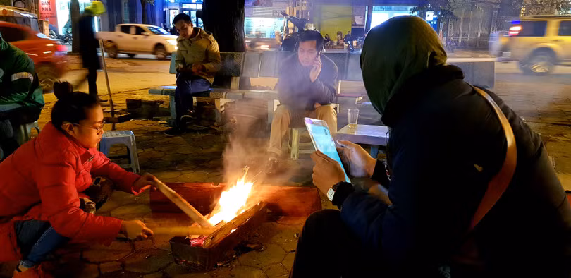 Nhóm lửa là một cách để các tiểu thưởng kinh doanh trên vỉa hè sưởi ấm. 