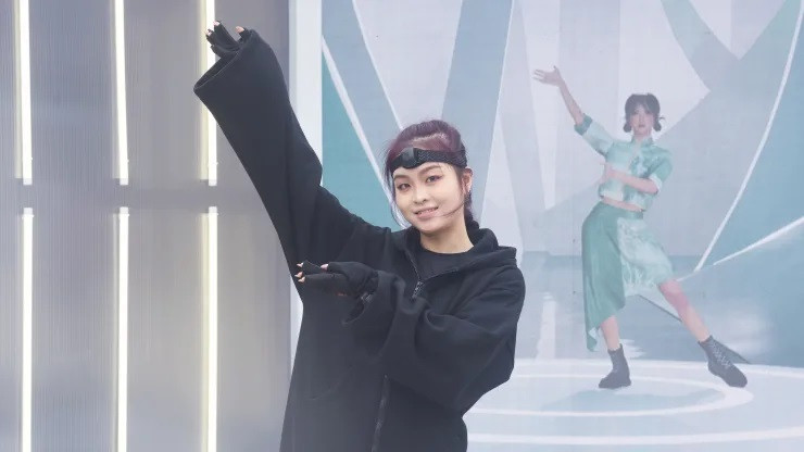 Vũ công biểu diễn với người kỹ thuật số ảo cho khán giả tại Lễ hội Cuộc sống Tương lai 2022 ở Hàng Châu, tỉnh Chiết Giang, Trung Quốc, ngày 4/11/ 2022. Ảnh CFOTO/Future Publishing/Getty Images Vũ công biểu diễn với người kỹ thuật số ảo cho khán giả tại Lễ hội Cuộc sống Tương lai 2022 ở Hàng Châu, tỉnh Chiết Giang, Trung Quốc, ngày 4/11/ 2022. Ảnh CFOTO/Future Publishing/Getty Images