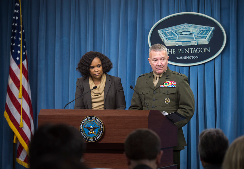 Trung tướng Kenneth McKenzie (tay trái) trong một cuộc họp báo của Lầu Năm Góc. Nguồn: CNN