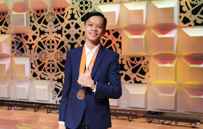  Em Bùi Mạnh Tú, học sinh lớp 10 trường THPT chuyên Lê Hồng Phong, Nam Định. 