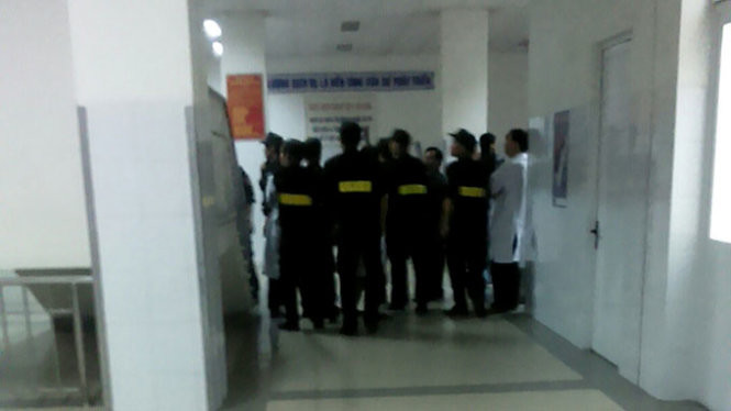 Lúc 19g50, khoảng 20 chiến sĩ cảnh sát cơ động đã được huy động để bảo vệ Bệnh việnĐà Nẵng - Ảnh: Đoàn Cường