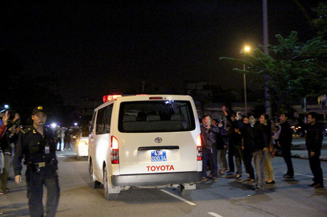 Chiếc xe cấp cứu biển số xanh chạy ra khỏi sân bay Đà Nẵng - Ảnh: Phan Thành