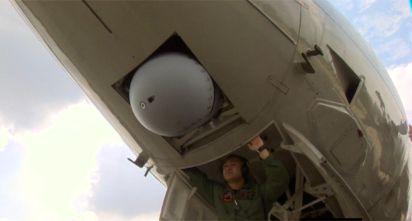 Thiết bị dò tìm hình ảnh dưới bụng một chiếc P-3 Orion của Úc trong chiến dịch tìm kiếm máy bay MH370 mất tích hồi tháng 3.2014 - Ảnh: BBC