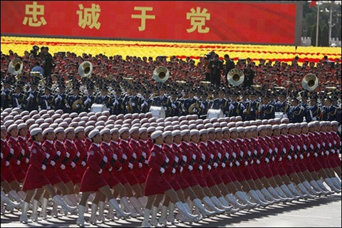 Nữ binh lính Trung Quốc trong một lần duyệt binh ở Bắc Kinh. Dòng chữ tiếng Trung có nghĩa là: Trung với Đảng - Ảnh: BBC 