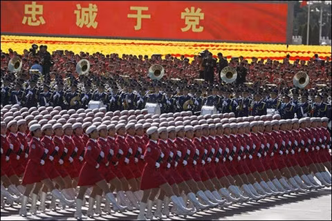 Nữ binh lính Trung Quốc trong một lần duyệt binh ở Bắc Kinh. Dòng chữ tiếng Trung có nghĩa là: Trung với Đảng - Ảnh: BBC 