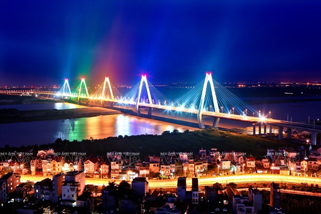 Cầu Nhật Tân trong đêm. Ảnh: Huy Hùng – TTXVN