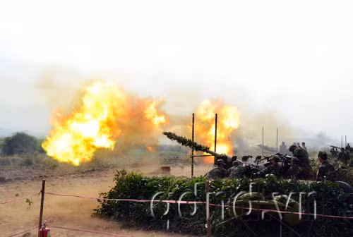 Các khẩu đội pháo phòng không Lữ đoàn 71 lập tức bắn hạ