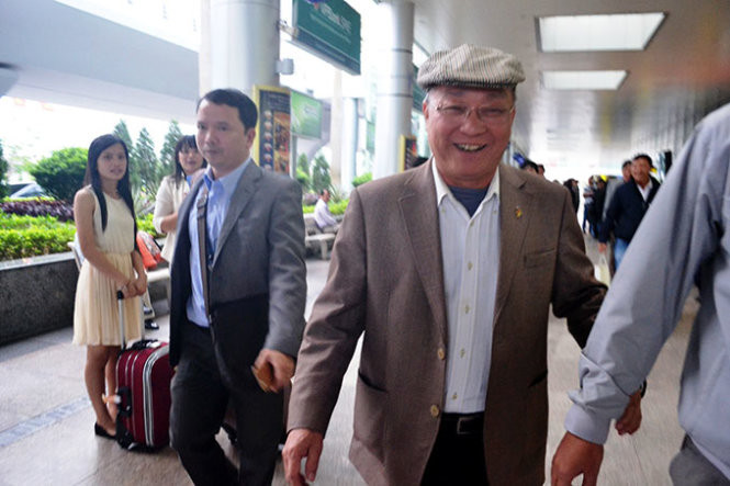 Ông Triệu và các thành viên trong đoàn đáp xuống sân bay quốc tế Đà Nẵng chiều 9-1 - Ảnh Lê Trung