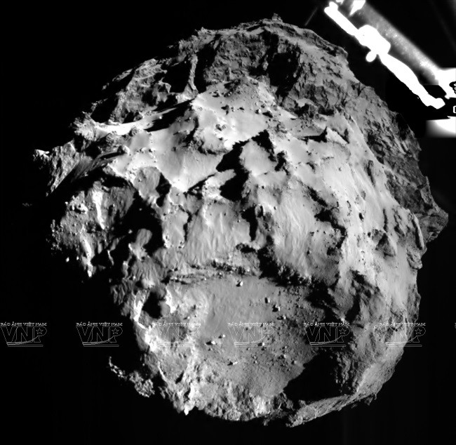 Hình ảnh robot Philae đáp xuống khoảng không gian cách bề mặt sao chổi khoảng 3km (hình ảnh do ESA cung cấp). AFP/ TTXVN