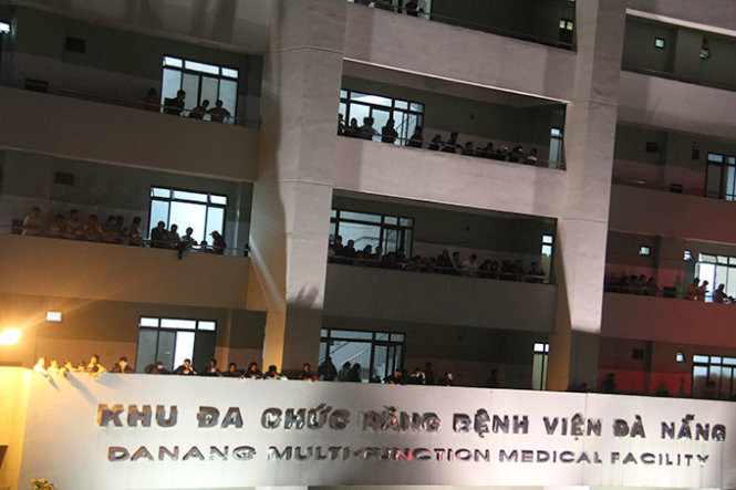 Hàng trăm bệnh nhân điều trị tại Bệnh viện đa khoa Đà Nẵng ra hành lang đứng đón ông Nguyễn Bá Thanh - Ảnh: Hữu Khá