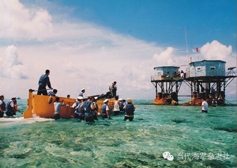 Trung Quốc huy động cả tàu thuyền cỡ lớn ra xây dựng trái phép ở đá Chữ Thập - Ảnh: Sohu 