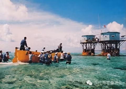 Trung Quốc huy động cả tàu thuyền cỡ lớn ra xây dựng trái phép ở đá Chữ Thập - Ảnh: Sohu 