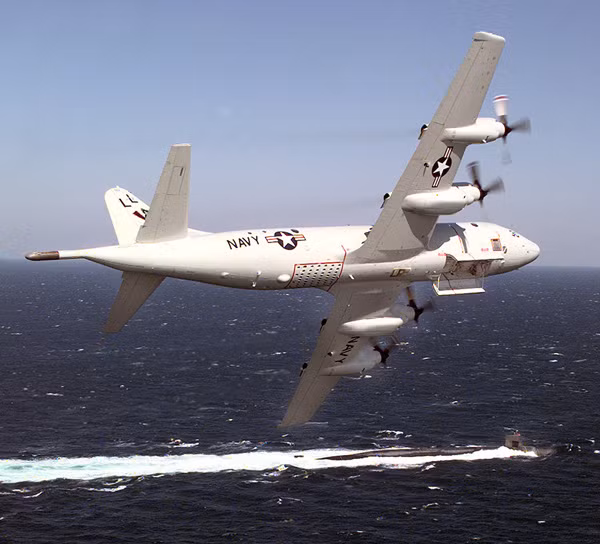 Máy bay tuần tra biển và săn ngầm P-3C Orion của Hải quân Mỹ đang bay theo dõi một tàu ngầm trên đại dương - Ảnh: Lockheed Martin