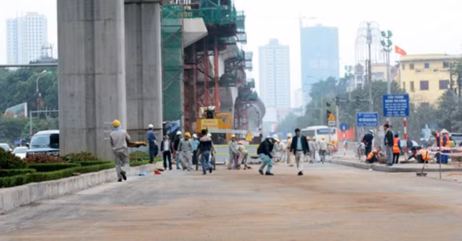Dầu tràn ra đường Trần Phú được phủ cát chống trơn trượt. Ảnh: Bá Đô.
