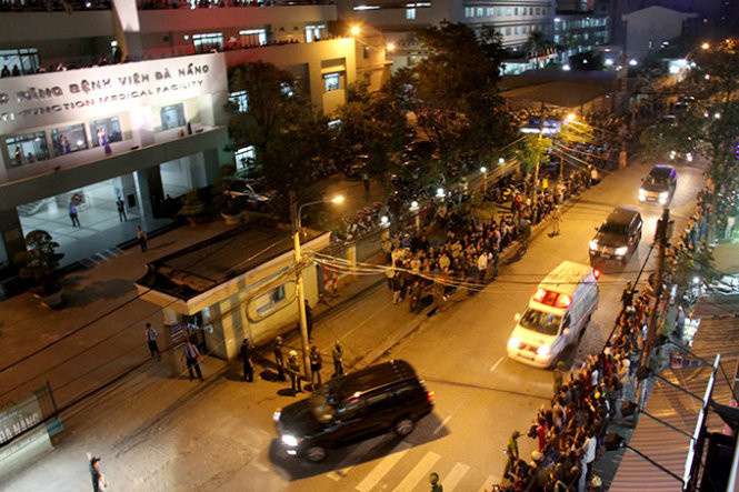 Đoàn xe đưa ông Nguyễn Bá Thanh về đến bệnh viện Đà Nẵng - Ảnh: Hữu Khá