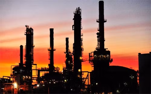 Ngân hàng UBS của Thụy Sỹ cho rằng, nhu cầu tiêu thụ dầu của thế giới hiện ở mức 93 triệu thùng/ngày, khiến nguồn cung dư thừa 1,3 triệu thùng/ngày. 