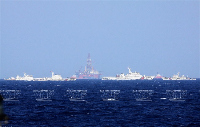 rung Quốc đã huy động một đội tàu lớn hơn 100 chiếc, trong đó có cả tàu quân sự, hộ tống giàn khoan Hải Dương 981 hạ đặt trái phép trong vùng đặc quyền kinh tế và thềm lục địa của Việt Nam. Ảnh: TTXVN