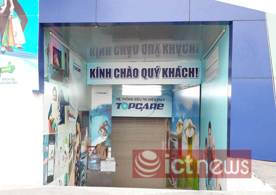 Cửa ra vào tại số 1 Hoàng Minh Giám đóng kin mít...