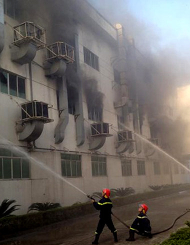 Đám cháy được cho là xuất phát từ tầng 2 rồi lan sang cá tầng khác. Ảnh: Quang Dũng.