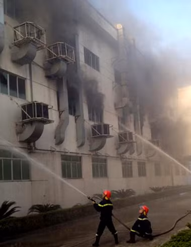 Đám cháy được cho là xuất phát từ tầng 2 rồi lan sang cá tầng khác. Ảnh: Quang Dũng.